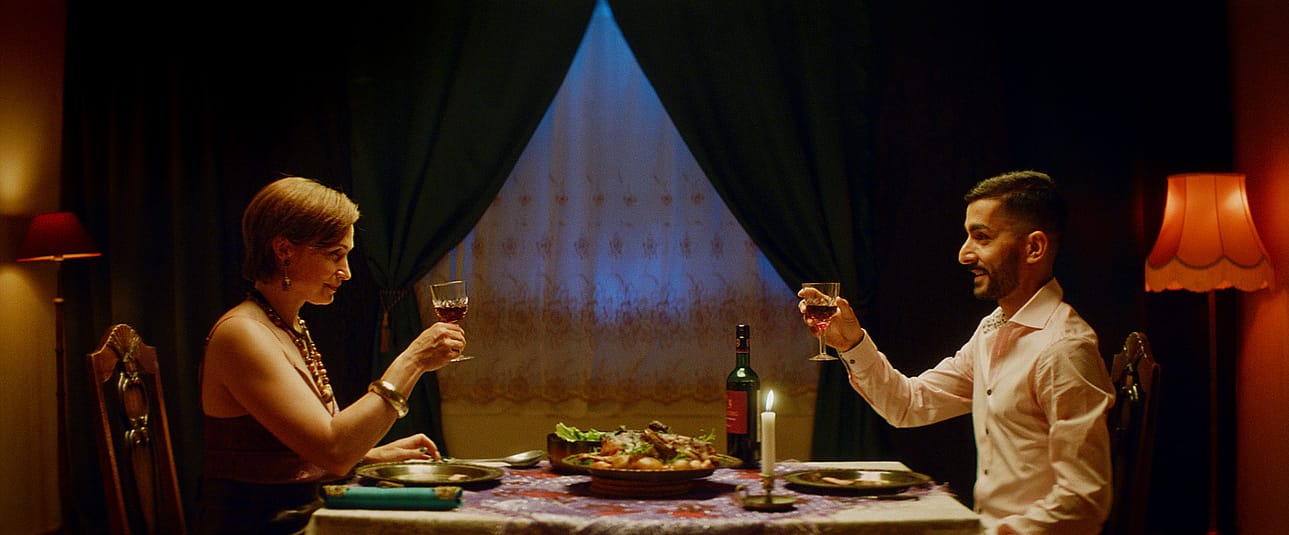 Kahdentoista minuutin komediassa Leena Pöysti ja Kardo Shiwan istuutuvat samaan pöytään suomalaisena ja maahanmuuttajana.