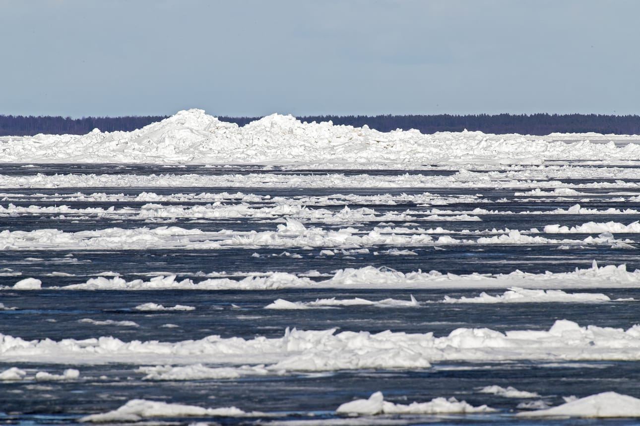 Isoja jäävalleja muodostuu merelle.