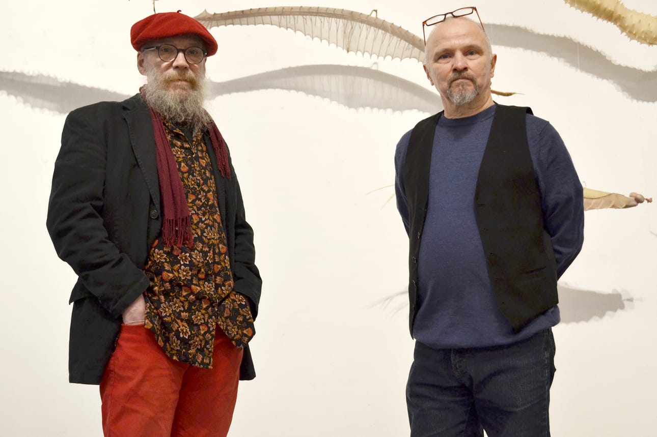 Ari Rossin ja Sauli Miettusen näyttely Kemissä on taiteilijoiden ensimmäinen yhteinen sitten taidekouluaikojen. Rossi ei ole ikinä aiemmin pitänyt näyttelyä näin pohjoisessa.