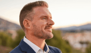 Laulaja Ville Rannila tukehtui pähkinään ja menetti tajuntansa Fuengirolassa – puolison nopea toiminta pelasti