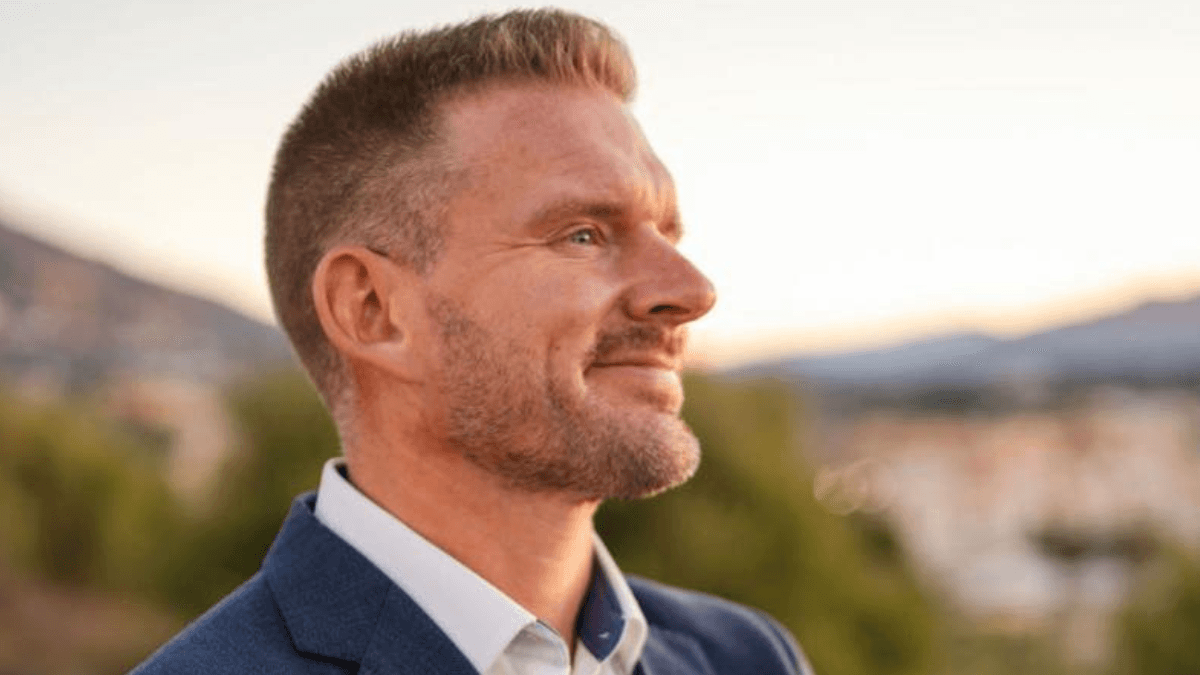 Laulaja Ville Rannila tukehtui pähkinään ja menetti tajuntansa Fuengirolassa – puolison nopea toiminta pelasti