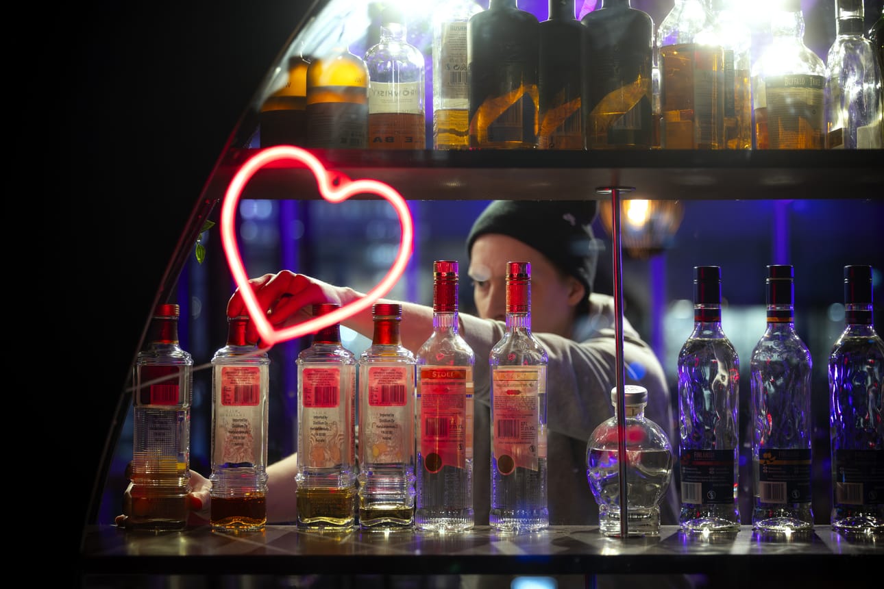 Yökerhoissa alkoholijuomat ovat vielä selkeästi suosituimpia.