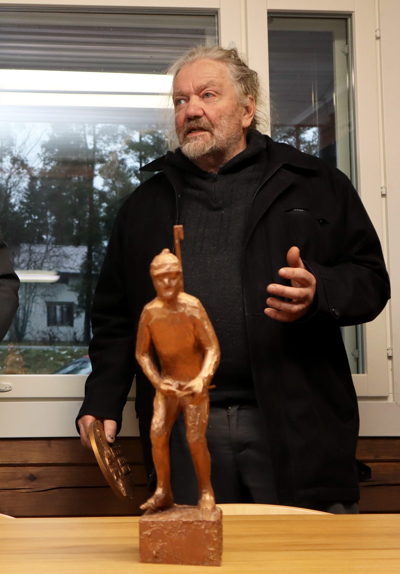 Seppo Kalliokoski valittiin patsaan suunnittelijaksi kolmen haastatellun kuvanveistäjän joukosta.