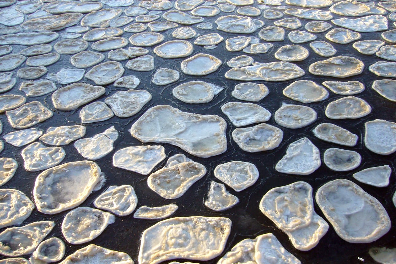 Kuvan jääpannukakut ovat syntytapansa perusteella sukua jääpalloille ja -donitseille.