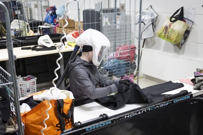 Ihmiset lahjoittavat kierrätykseen käyttämättömiä Sheinin vaatteita Oulussa – suoraan polttoon