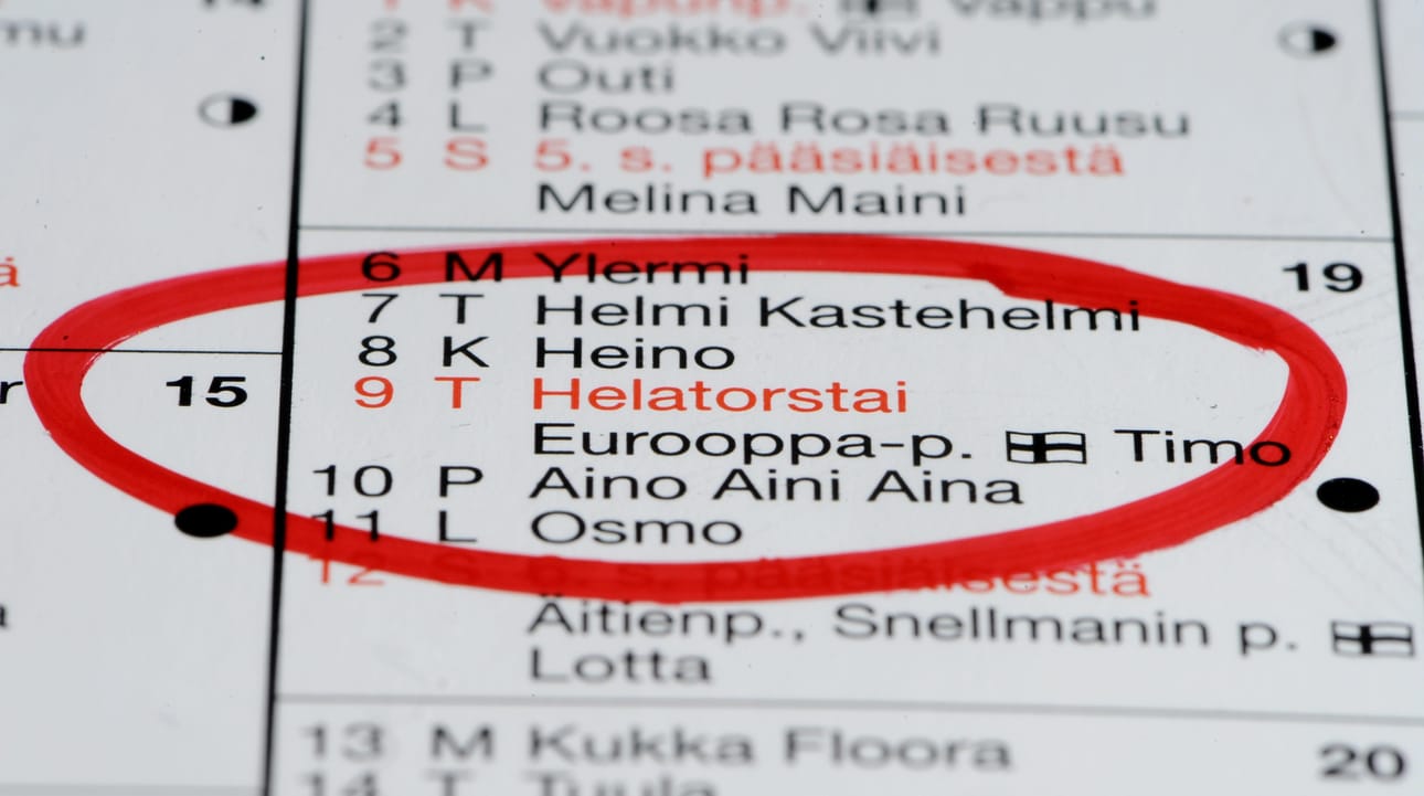 Osalle palkansaajista arkipäivän juhlapyhä merkitsee automaattisesti vapaapäivää. Niillä aloilla, joilla töitä tehdään aina päivästä riippumatta, arkipyhä voi olla työpäivä, josta yleensä maksetaan erillinen korvaus.