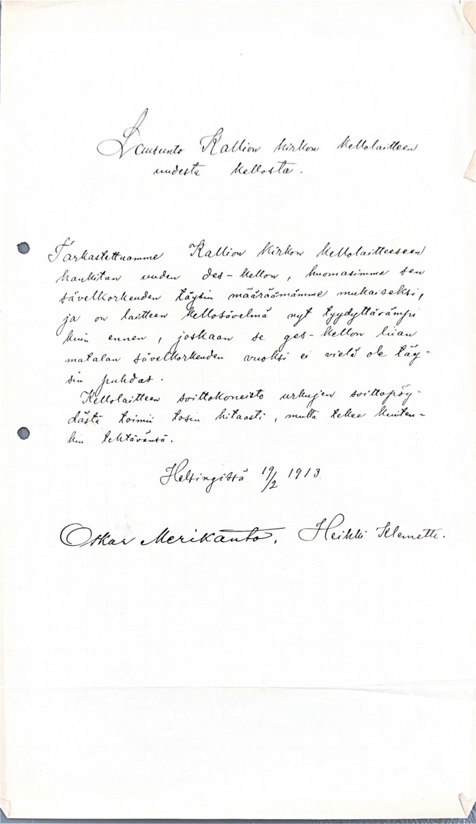 Yksi kelloista palautettiin Saksaan ja tilalle saatiin uusi kello vuonna 1913. Oskar Merikanto ja Heikki Klemetti tarkistivat, soiko kello nyt puhtaammin. Ges-kellon ääni oli yhä hieman matala, mutta se sai jäädä. Kuva: Helsingin seurakuntayhtymän arkisto.