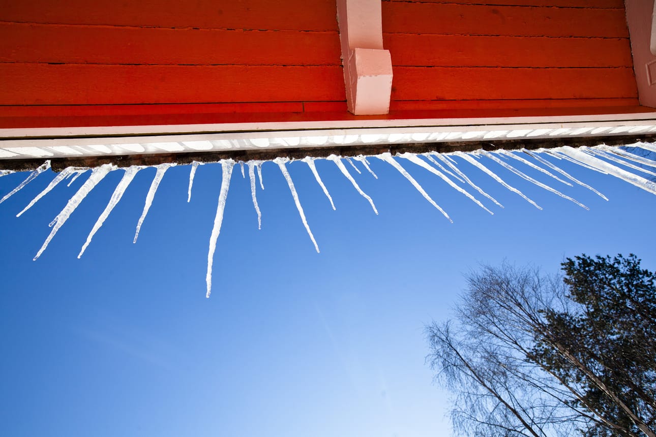 Jääpuikot ovat eri asia kuin puikkojää. Kevään ilmiö on kaikille tuttu, mutta silti hauska tarkkailtava.