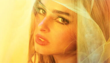 Tiktok-supertähti Addison Rae pukuhuoneessa – sitten asusta näkyikin läpi