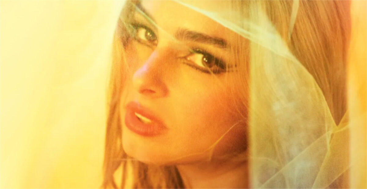 Tiktok-supertähti Addison Rae pukuhuoneessa – sitten asusta näkyikin läpi