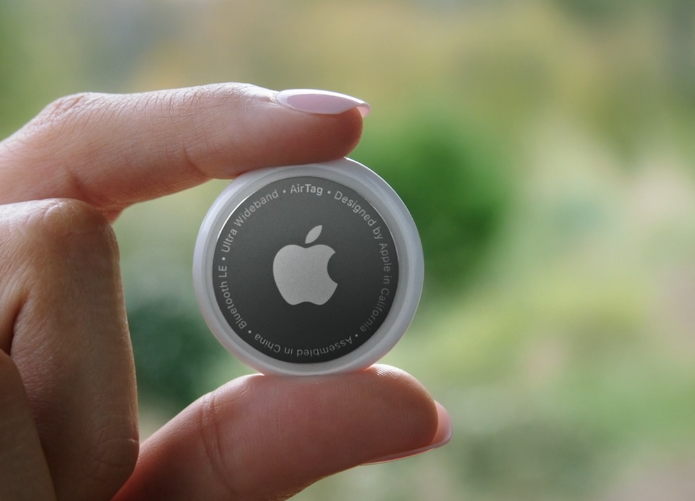 AirTag on pienikokoinen paikannin.