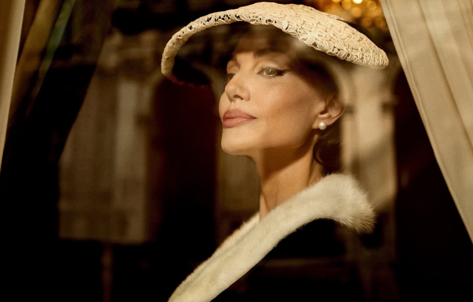 ”Hän näyttää eteeriseltä” – Angelina Jolie paljasti rinnanpoistoarpensa lehden kannessa