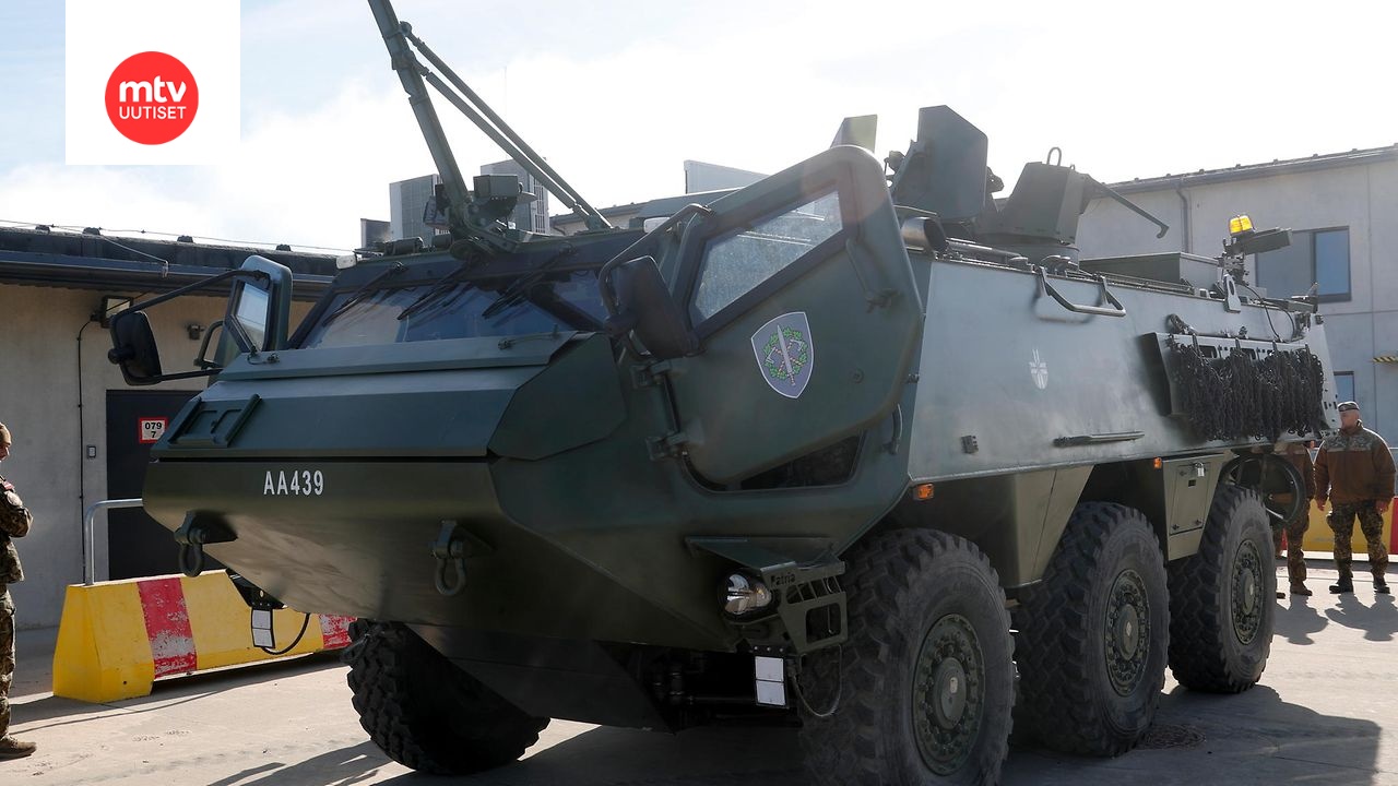 Kuvassa 94 Patria 6x6 -ajoneuvo.