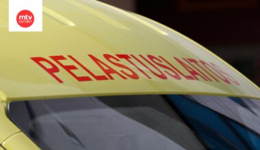 Henkilöauto ja aura-auto kolaroivat Rovaniemellä