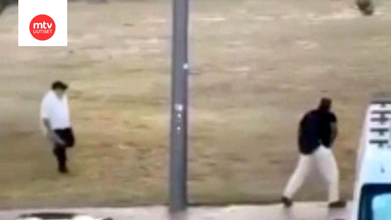 Useat sivulliset ihmiset yrittivät pysäyttää Bondi Beachin joukkosurmaajaa hengenvaarallisessa ampumistilanteessa, jossa 15 kuoli ja kymmeniä loukkaantui.