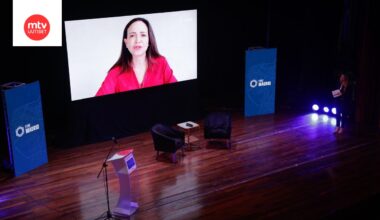 Nobelin rauhanpalkinnon vuoden 2025 voittaja María Corina Machado kuvattuna puhumassa videokonferenssissa kesäkuussa 2025.