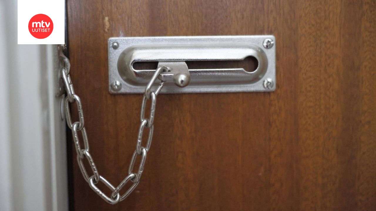 Jaana Tiusanen kertoo, että tapahtuneen jälkeen perheen oveen on asennettu hälytin, jotta kukaan ei pääse unissaan salaa poistumaan asunnosta.