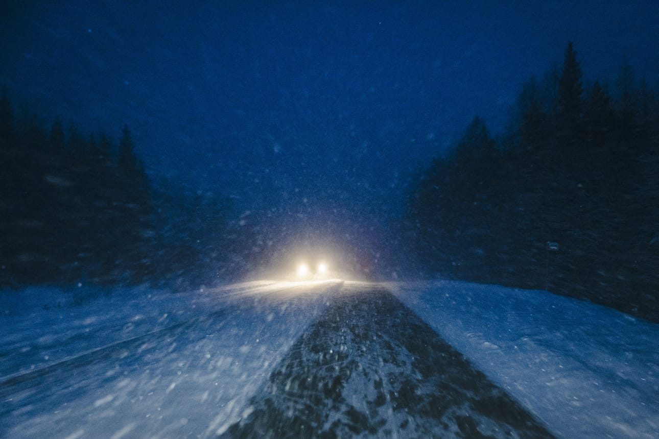 Pohjois-Lapissa ajokeli on erittäin huono lumisateen ja pöllyävän lumen vuoksi, etelämmässä on hyvin liukasta. Onnettomuusriski on huomattava, kertoo Ilmatieteen laitos.