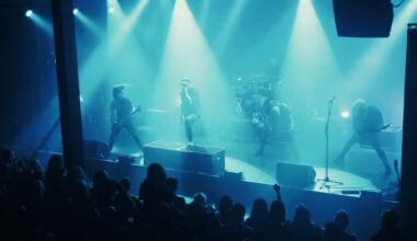 Bloodred Hourglass toivottaa faneilleen hyvät joulut uuden livevideon merkeissä