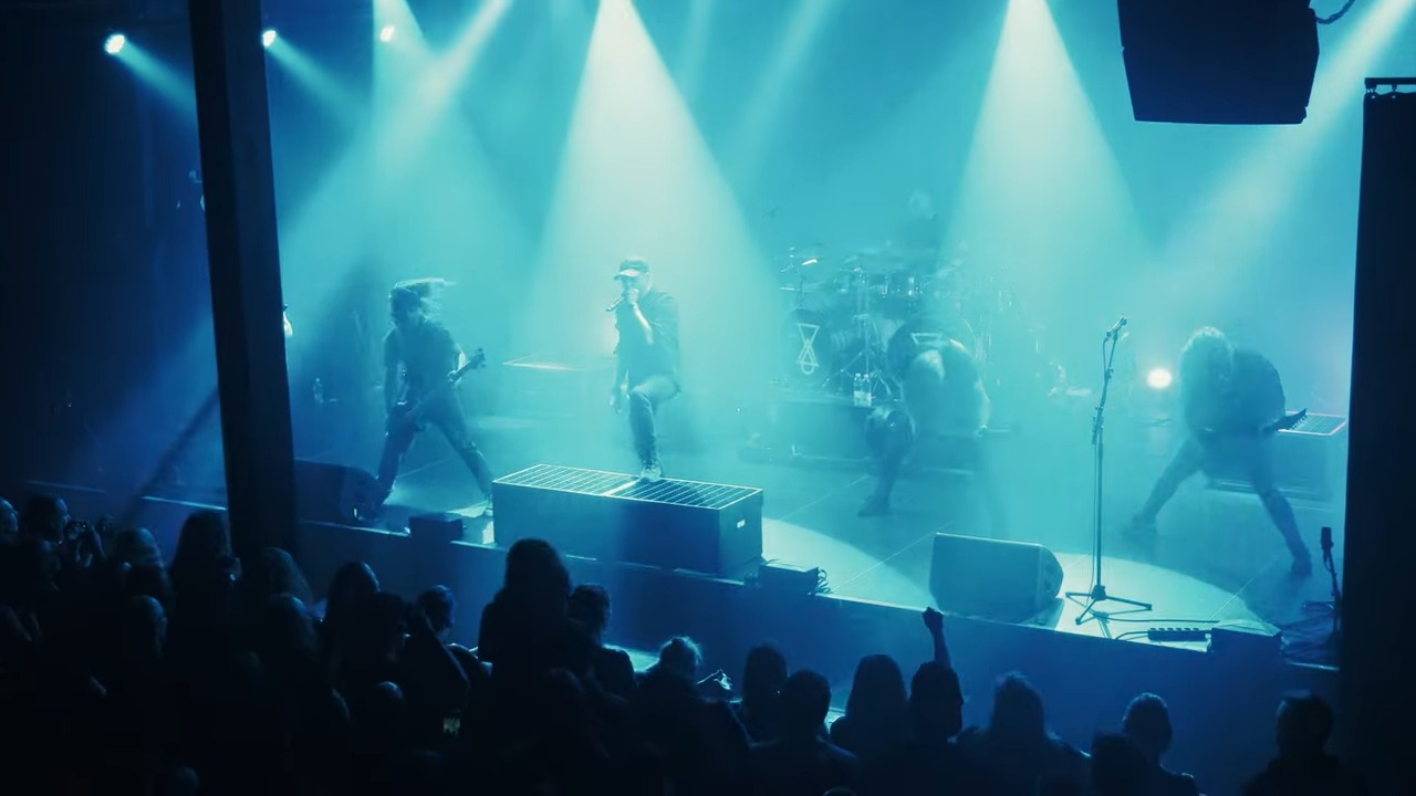 Bloodred Hourglass toivottaa faneilleen hyvät joulut uuden livevideon merkeissä