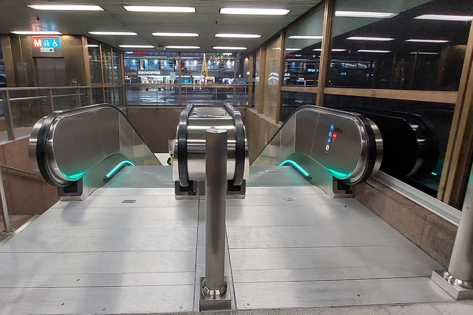 Rautatientorin metroasemalla avattiin uudet liukuportaat
