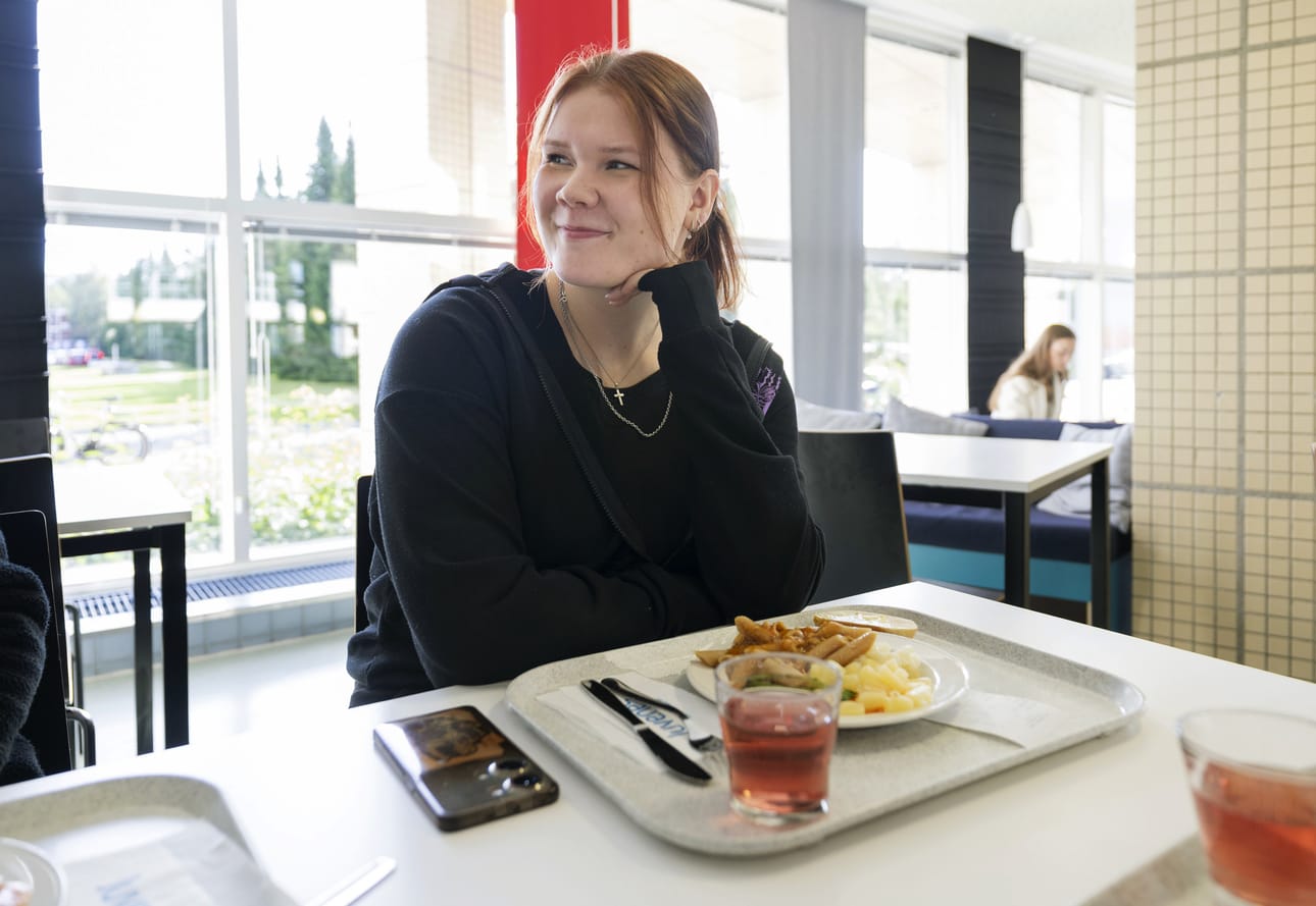 Juuri opinnot aloittanut Tiia Viitala kertoo, että ruoka on Oulussa todella halpaa verrattuna muihin kouluihin Suomessa.