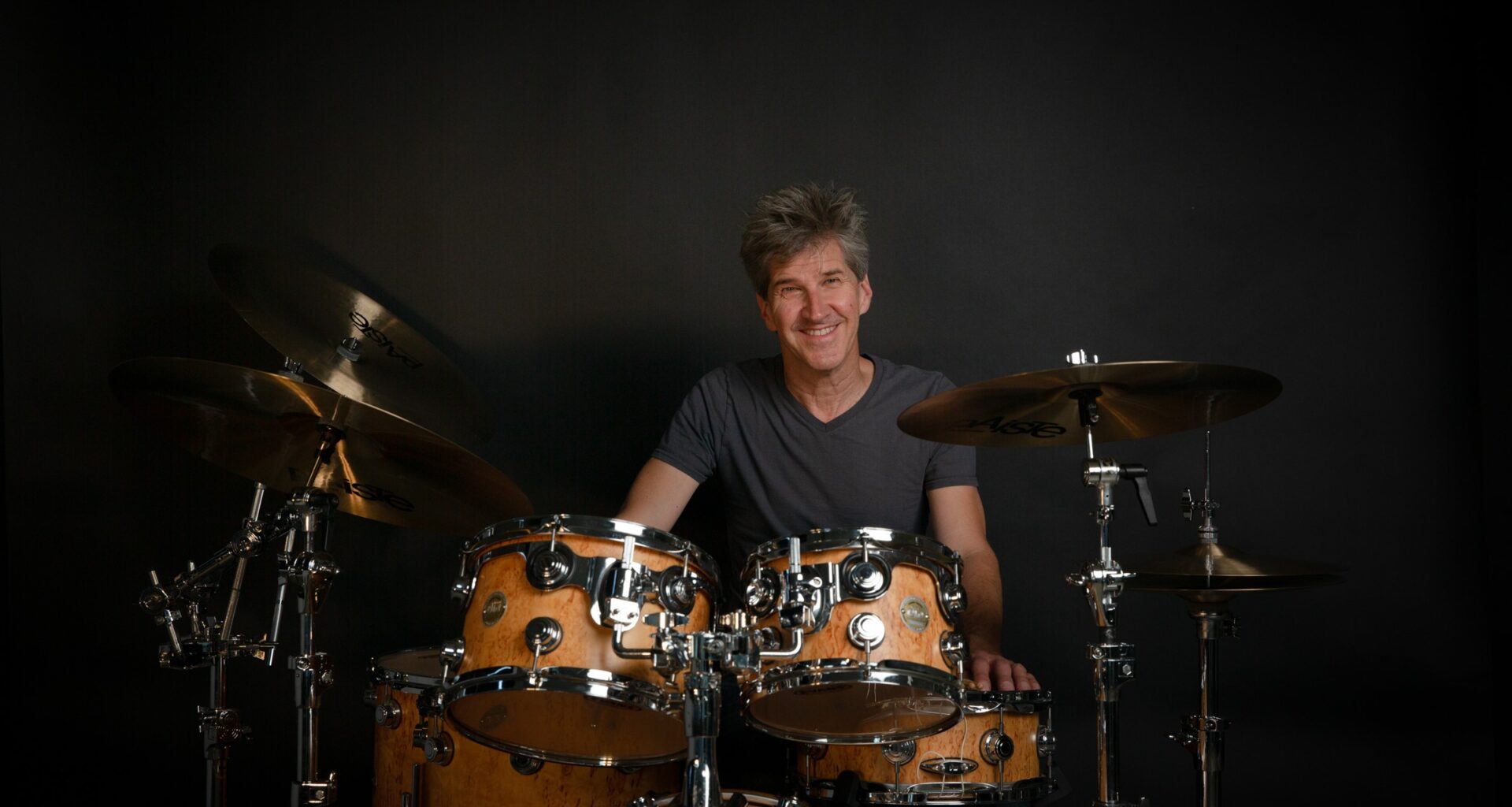 Eräs maailman arvostetuimmista rumpaleista saapuu Suomeen