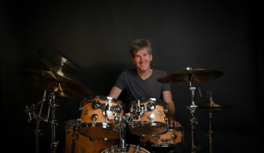 Eräs maailman arvostetuimmista rumpaleista saapuu Suomeen