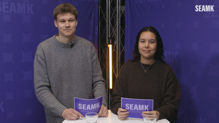 SEAMKin kaksi opiskelijaa toimivat uutistenlukijoina tämänkertaisessa videouutislähetyksessä.