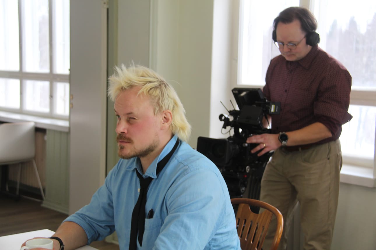 Erilaisista tv-töistään tuttu näyttelijä Panu Mikkola on pääosissa Tony Heinon uusimmassa elokuvassa. Mikkolan kohtauksia kuvattiin viikon ajan Oulaisissa.