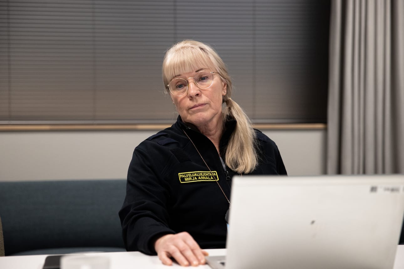 Palvelualuejohtaja Mirja Annala sanoo olevansa huolissaan esihenkilöiden jaksamisesta. ”Esihenkilöt ovat kovan paineen alla ylhäältä poliitikoilta tulevan ohjauksen ja henkilöstön välissä”, hän sanoo ja kertoo olevansa itsekin erittäin kovan kritiikin kohteena.