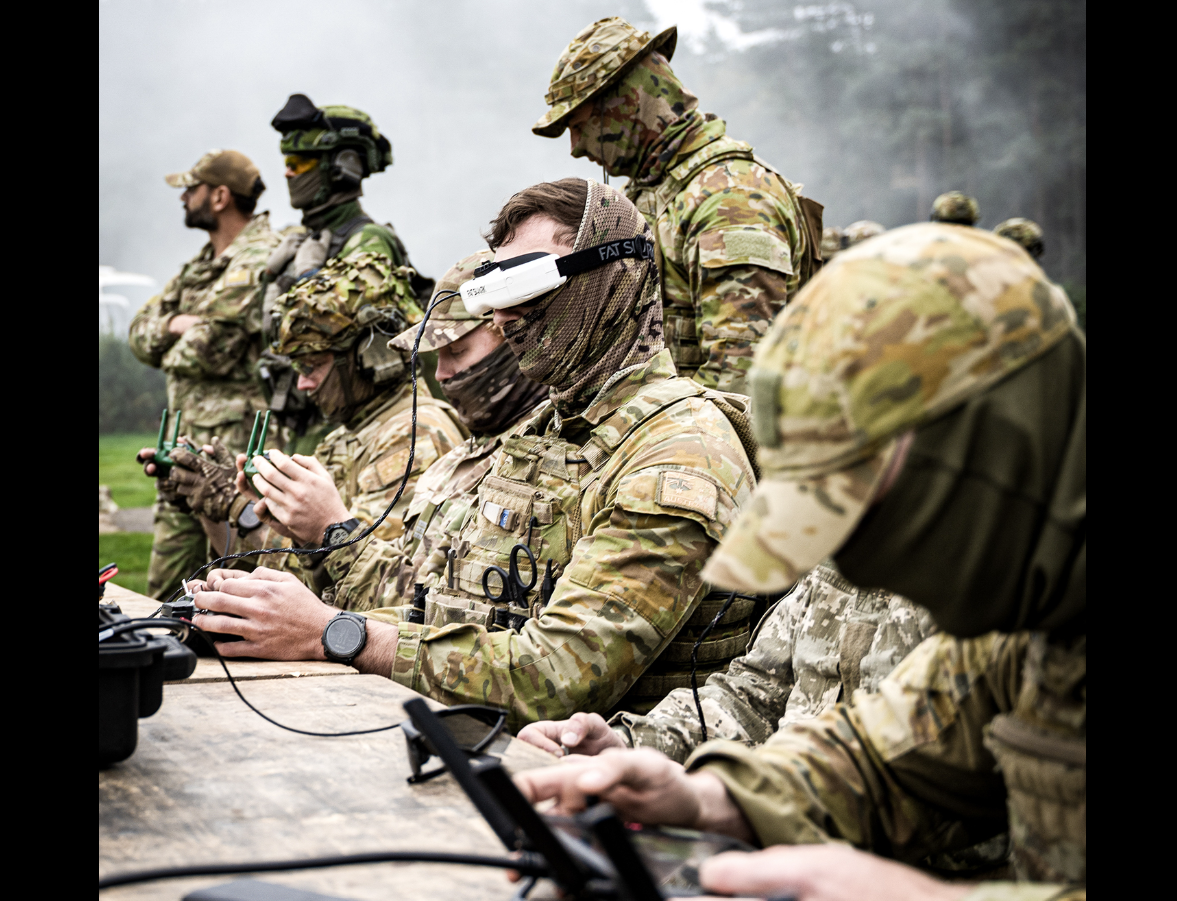 Ukrainan asevoimat kouluttaa ruotsalaisia FPV-droonien lennättämiseen