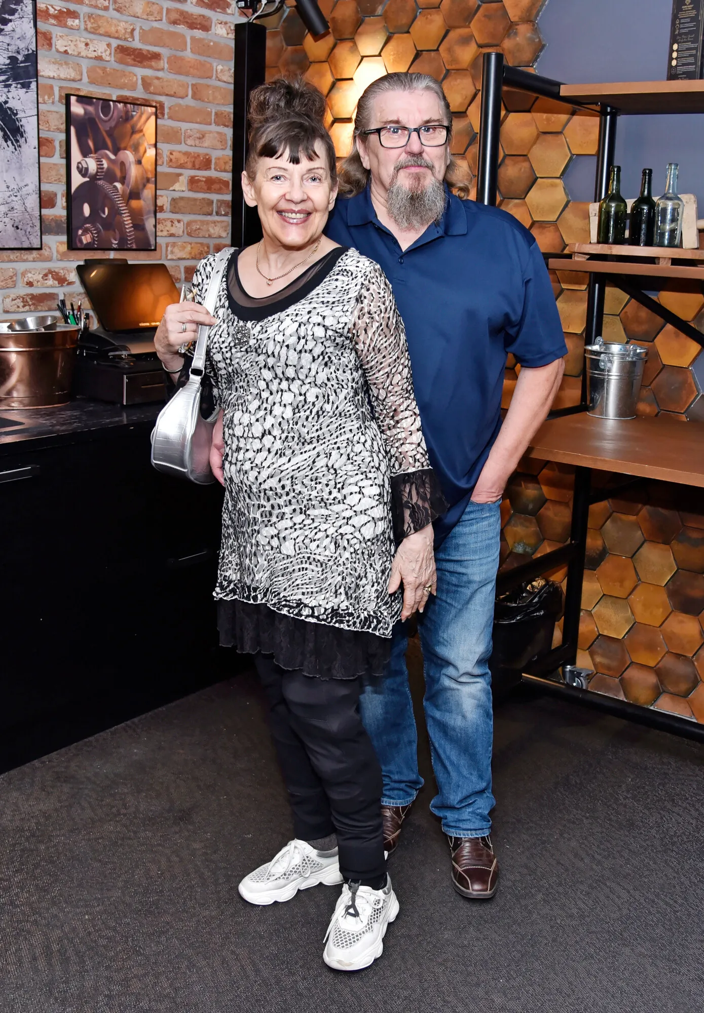 Tammikuussa ilmestyy pitkän uran tehneen näyttelijän Eeva Elorannan Mistä löytäisin uskollisen sydämen -esikoisromaani. ”Uudistuminen on hirveän tärkeää. Moitin itseäni siitä, että olen ollut pitkään vailla harppausta uudistumiseen. Minun olisi pitänyt tehdä se jo paljon aikaisemmin, mutta parempi myöhään kuin ei milloinkaan”, Eloranta totesi vierellään aviomies Hannu Lappalainen.