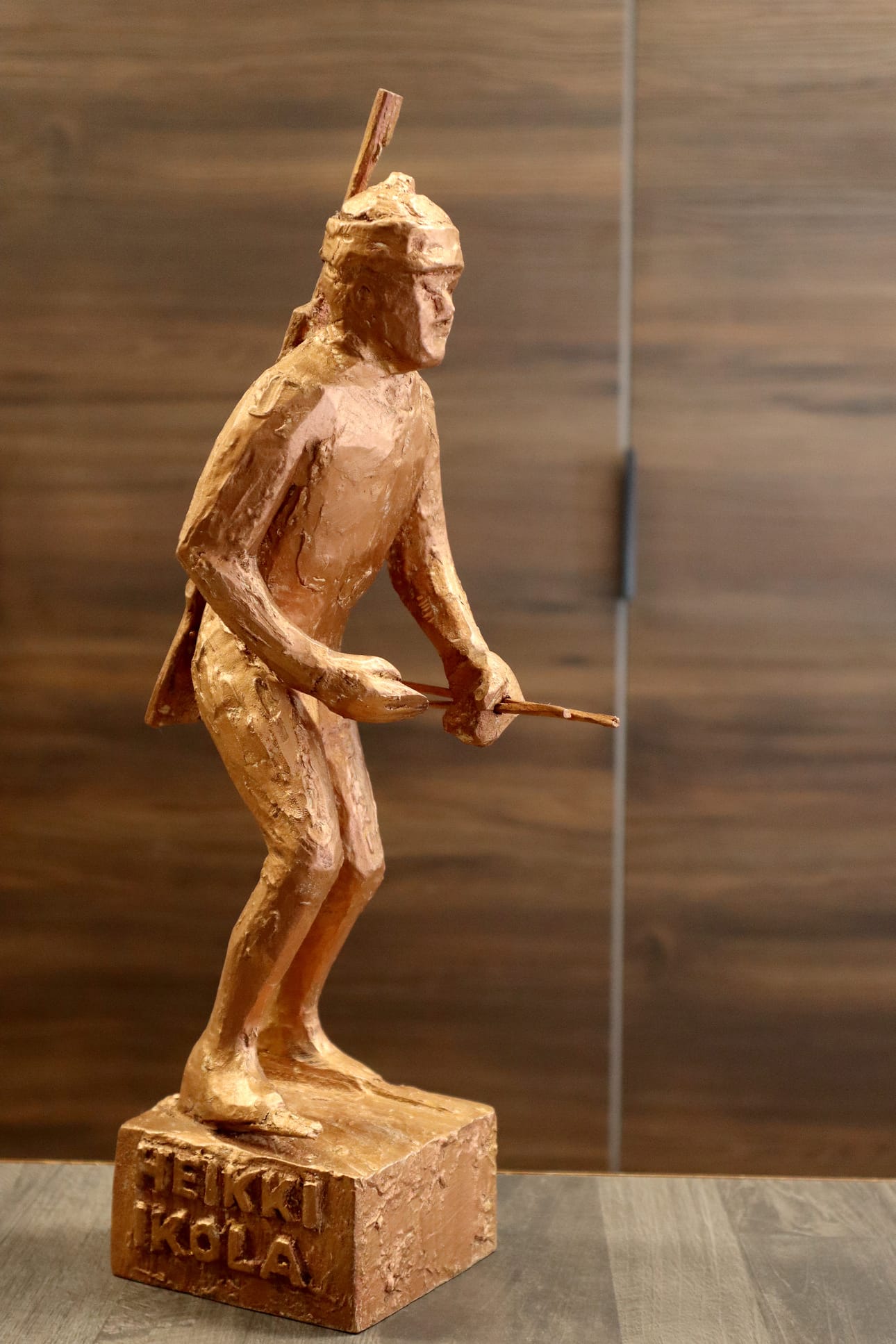 Pienoismalli ei ole aivan tarkka, vaan teoksen lopullinen ulkonäkö kehittyy vielä prosessin aikana. Patsasosan korkeus tulee olemaan noin kaksi metriä, johon jalusta tuo vielä lisää korkeutta.