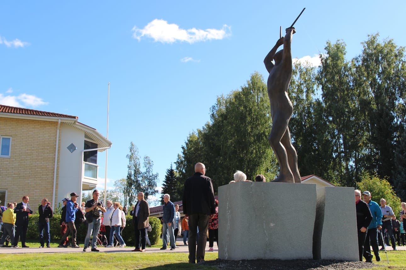 Seppo Kalliokosken suunnittelema Mika Myllylän patsas paljastettiin Haapajärvellä elokuussa 2020. Siinäkin lähtökohta oli vaikuttava valokuva, kuten Heikki Ikolan suunnitellussa patsaassakin. Arkistokuva.
