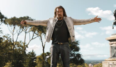 Jason Momoa intoilee uudesta supersankariroolistaan Supergirlissä: “Meitsi on pääjehu”