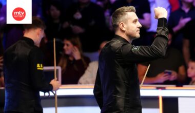 Mark Selby (oik.) valloitti UK-mestaruuden vaiherikkaassa finaalissa Judd Trumpia (vas.) vastaan.