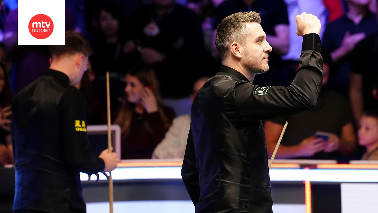 Mark Selby (oik.) valloitti UK-mestaruuden vaiherikkaassa finaalissa Judd Trumpia (vas.) vastaan.