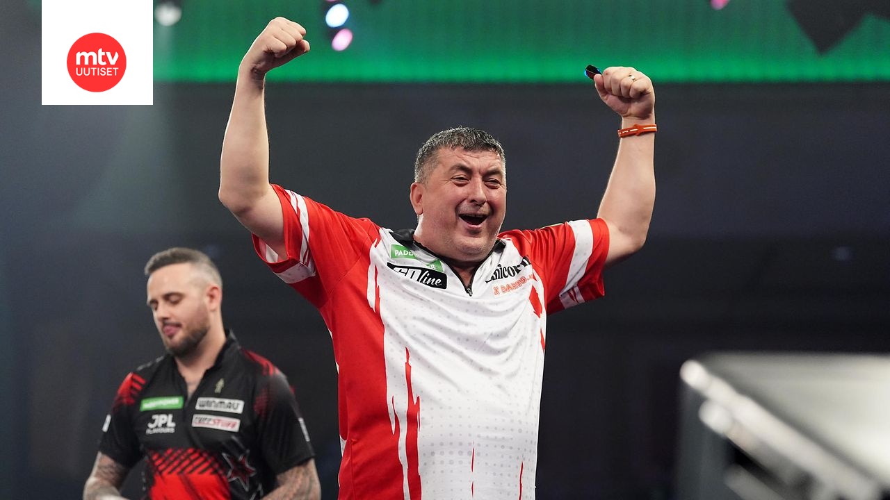 Joe Cullen (vas.) syyttää Mensur Suljovicia huijaamisesta.