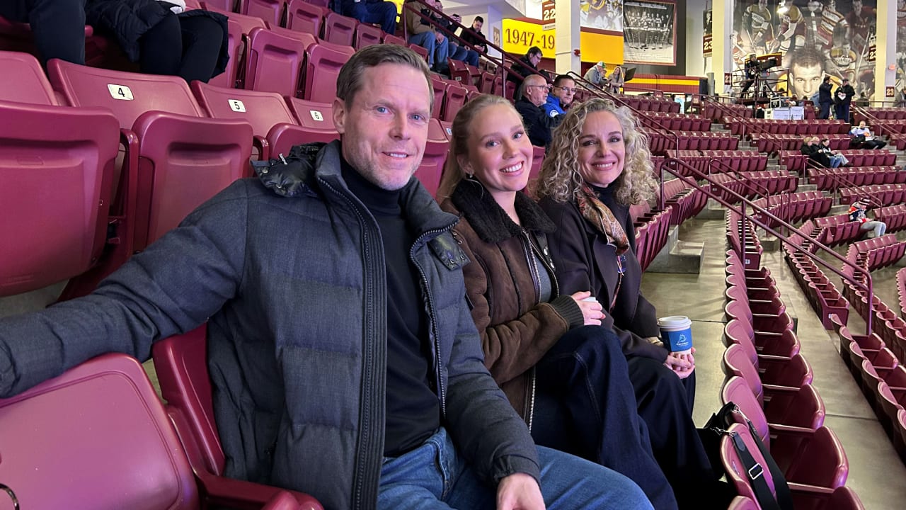 Saku Koivu kannustaa poikaansa Aatosta ja Suomen MM-nuoria