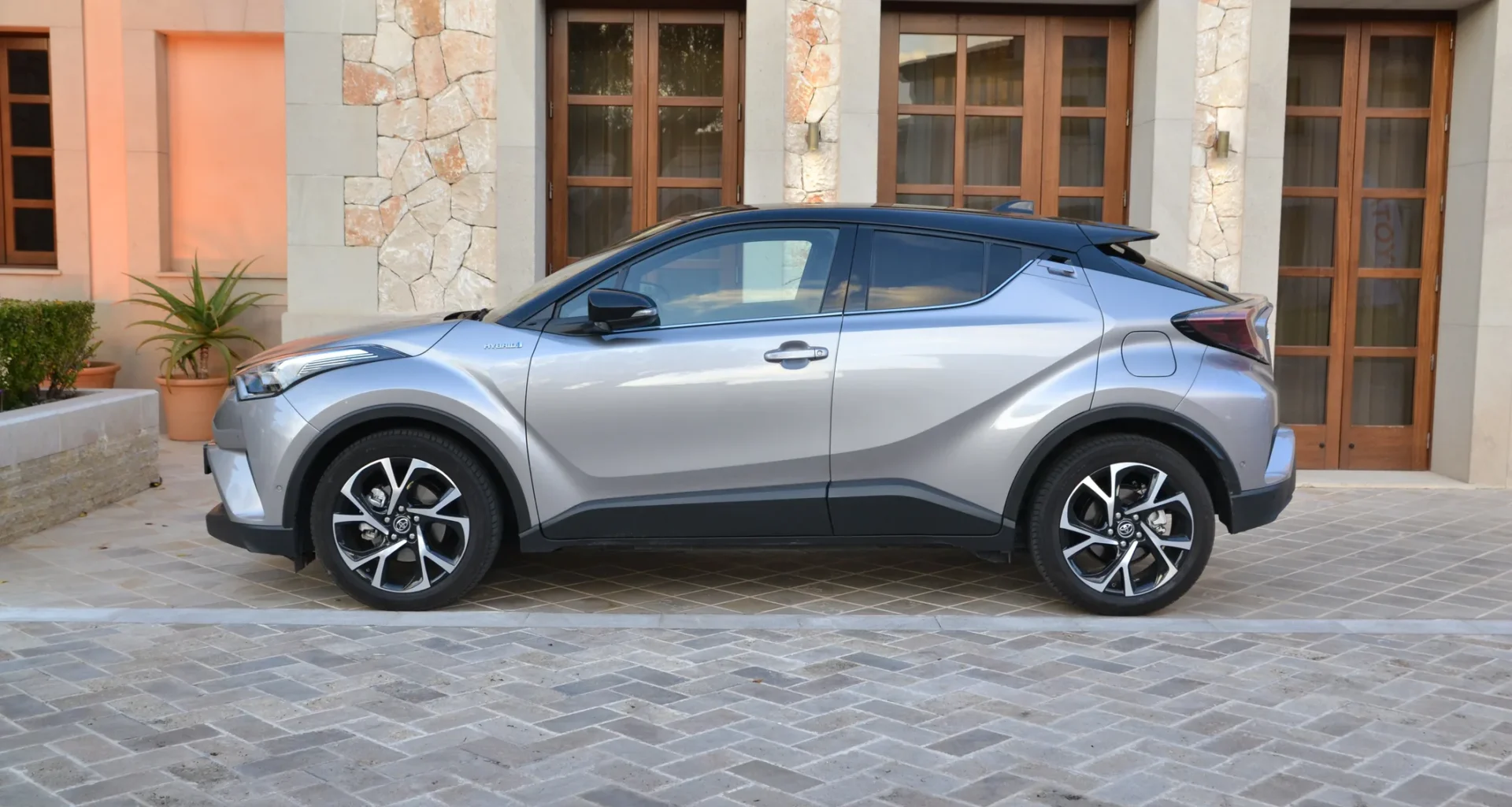 Ostaja valitti Toyotan hajusta ja 2 400 euron takavaloremontista – Näin lautakunta päätti