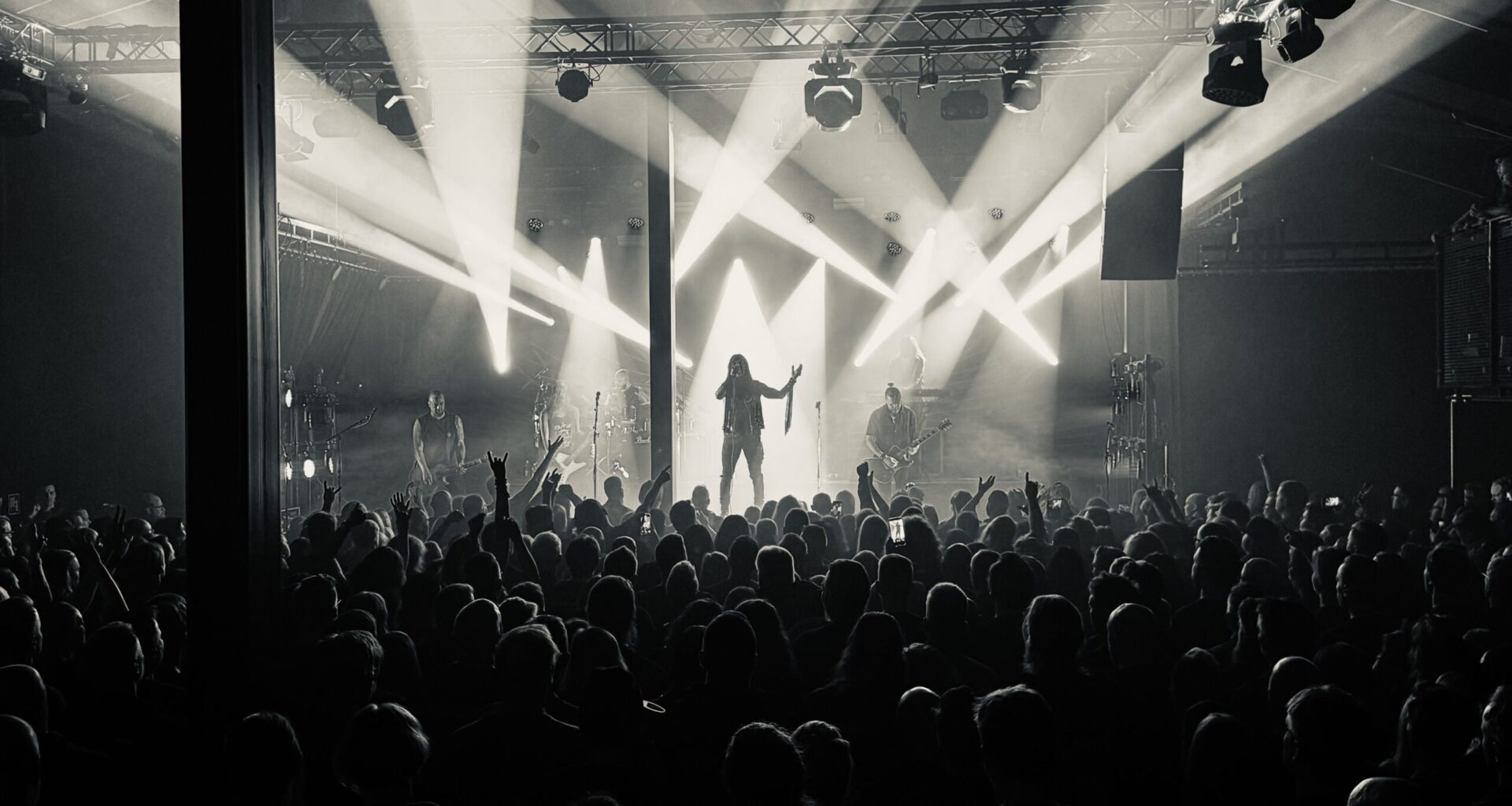 Haluaako joku oikeasti kuulla aina ne samat kappaleet samalla tavalla soitettuna? - Amorphis Tavara-asemalla