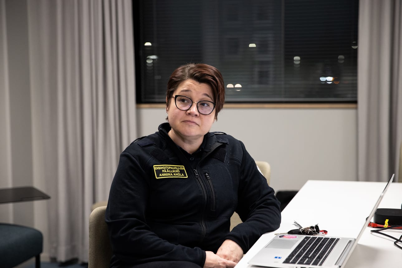 ”Yhteiskunta kehittyy tiettyyn suuntaan. Ensihoidon täytyy pysyä siinä kehityksessä mukana. Vanhaan ei ole vara jäädä, vaikka se olisikin turvallista ja tuttua”, sanoo ensihoitopalvelujen päällikkö Anniina Ahola.
