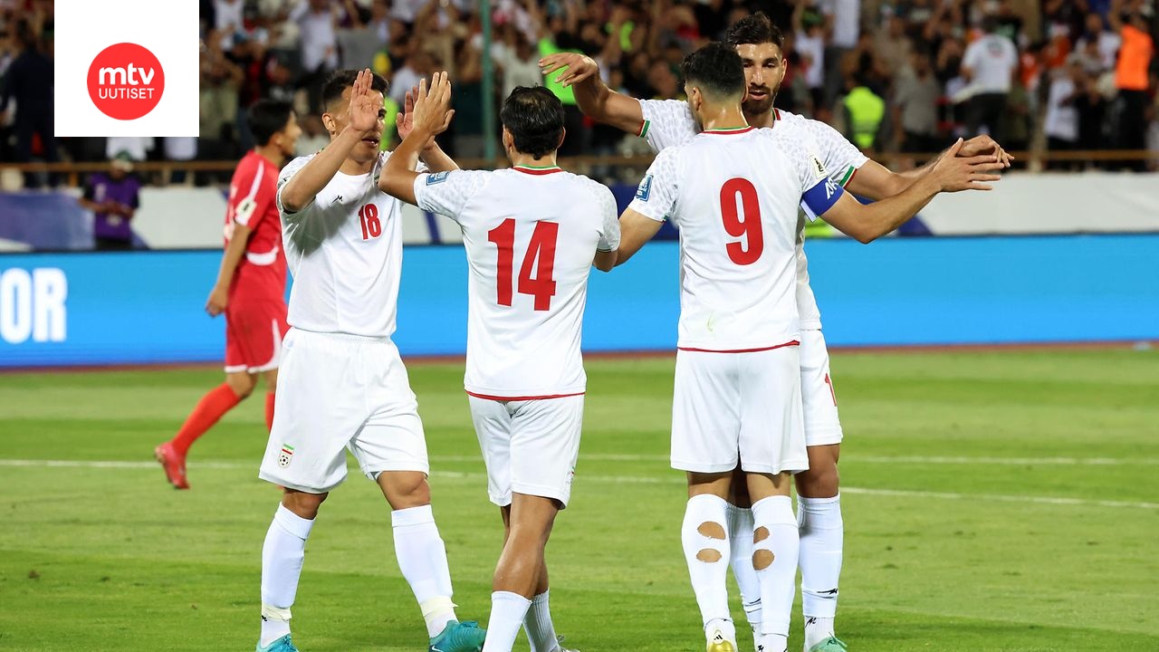 Kuvassa Iranin pelaajat juhlivat maalia jalkapallon MM-karsintojen ottelussa Pohjois-Koreaa vastaan kesäkuussa.