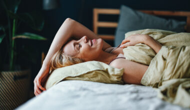 Sooloseksi voi lievittää vaihdevuosioireita – näin orgasmi tutkitusti auttaa