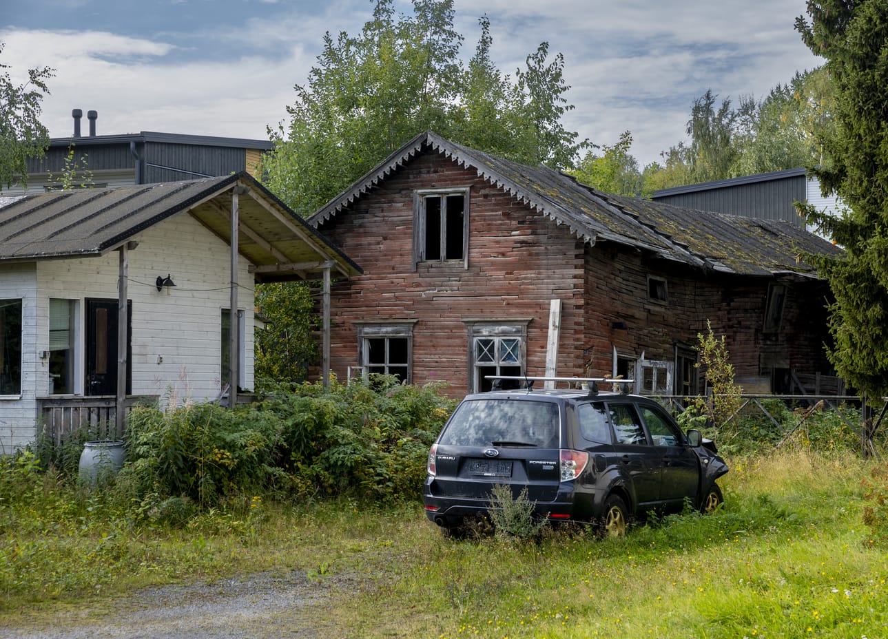 Huonokuntoinen, sortumisvaarassa oleva piharakennus on kiinni naapuritaloyhtiön aidassa. Se on aiheuttanut närää naapurustossa. Piharakennuksen materiaalina on käytetty kilpukoita eli lankunpätkiä, jotka on muurattu kuin tiilet.