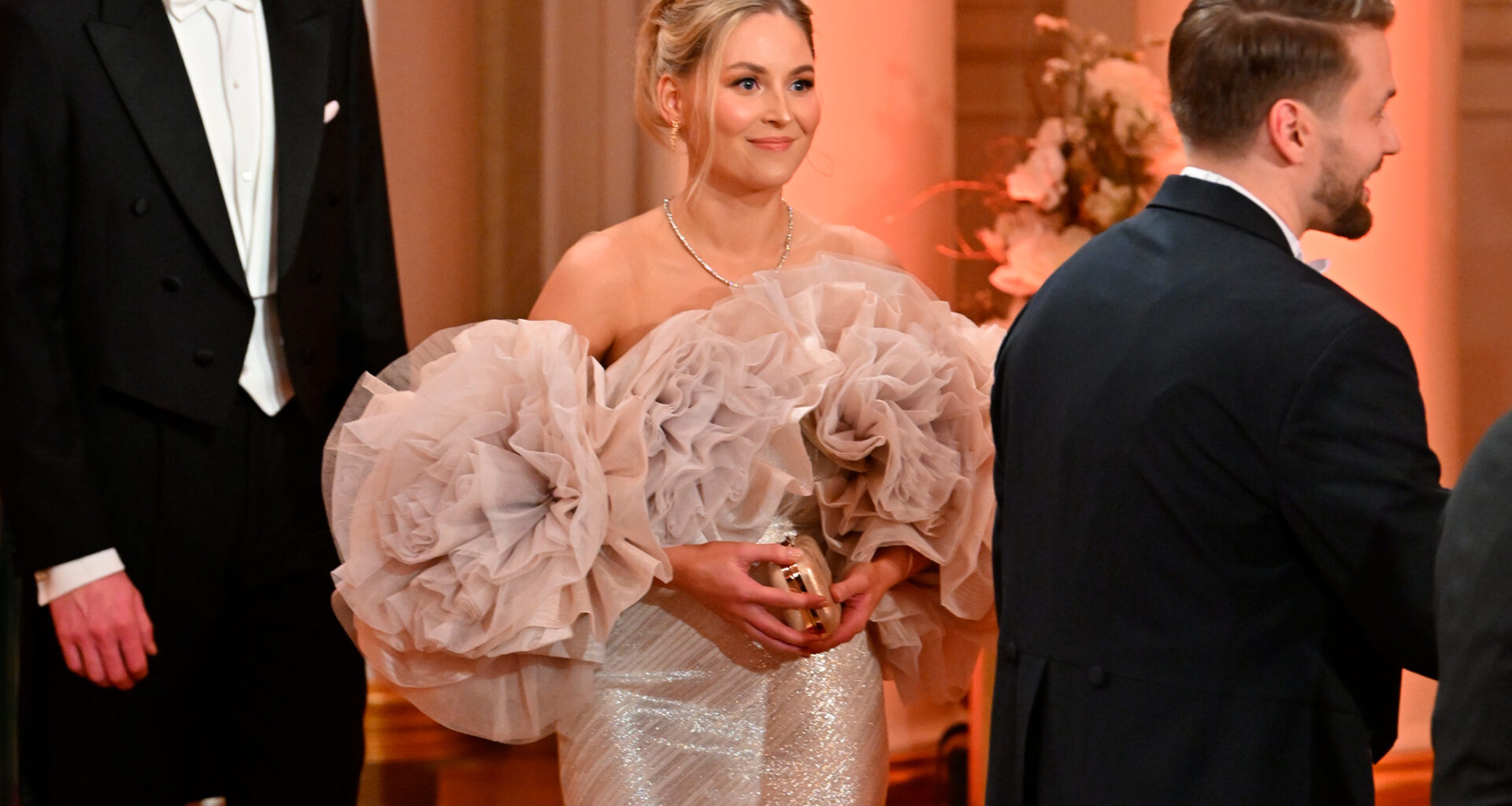 Upea Janniina Salo hurmasi Linnan juhlissa – kuka hän on?