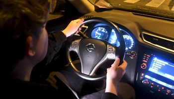 Ajokorttilain muutokset herättävät huolta: Kuinka satamassa tai sairaalassa työskentelevä nuori pääsee töistä kotiin ja voiko syrjäseuduilla enää harrastaa?