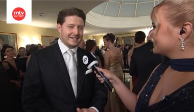 Juontaja-käsikirjoittaja Johannes Mollbergin kalvosinnapit kunnioittavat kollegoita Vikiä ja Köpiä