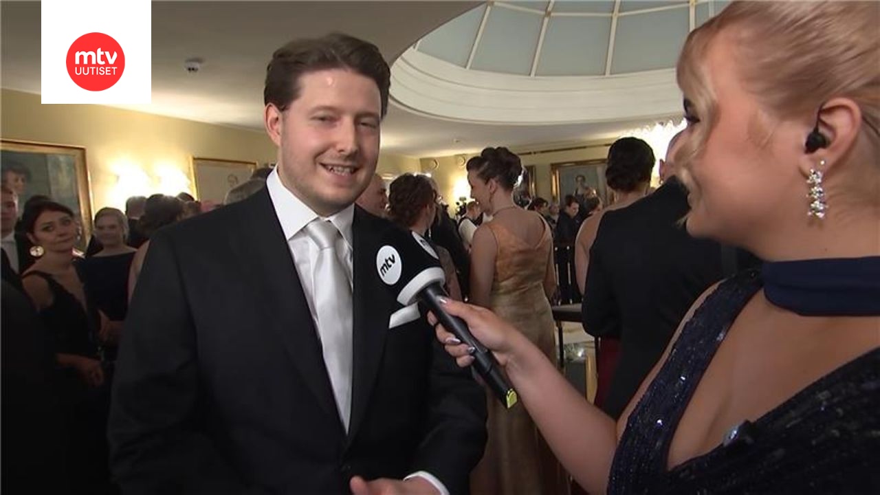 Juontaja-käsikirjoittaja Johannes Mollbergin kalvosinnapit kunnioittavat kollegoita Vikiä ja Köpiä